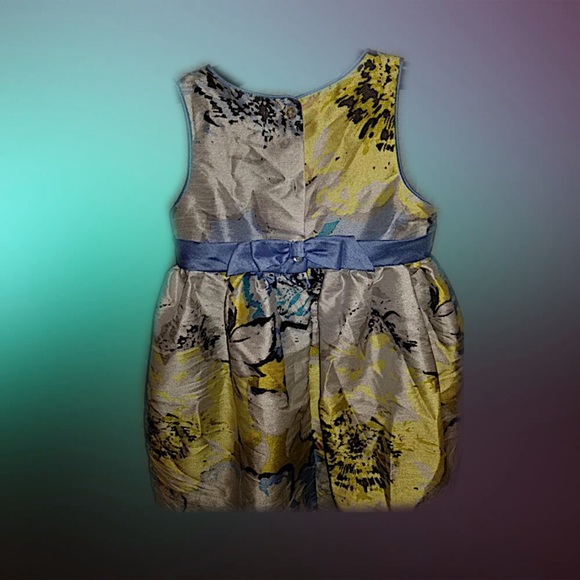 Elegant little girls dress - Picture 2 of 2